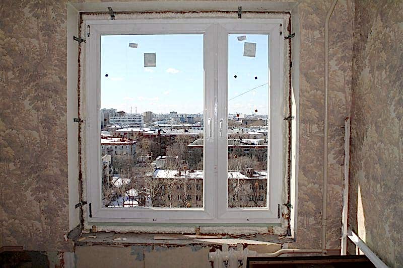 окно без отделки откосами